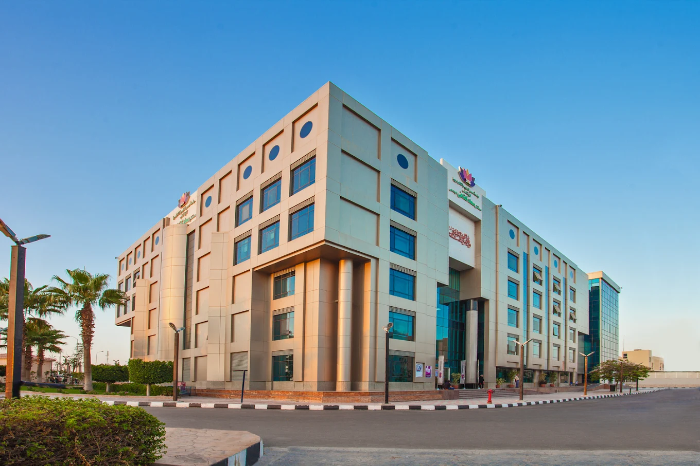 هل جامعة مصر للعلوم والتكنولوجيا معتمدة؟
